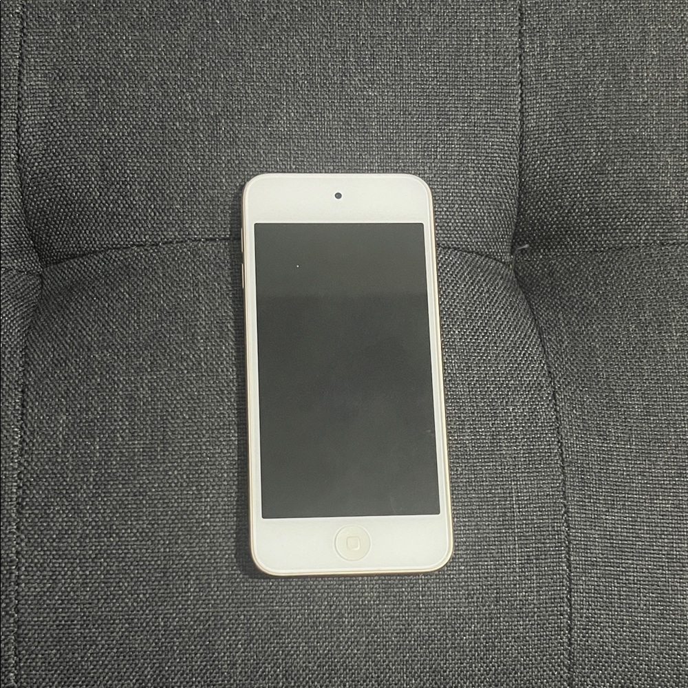 White/Gold Apple iPod Touch 16 GB 6th Generation – Good Condition